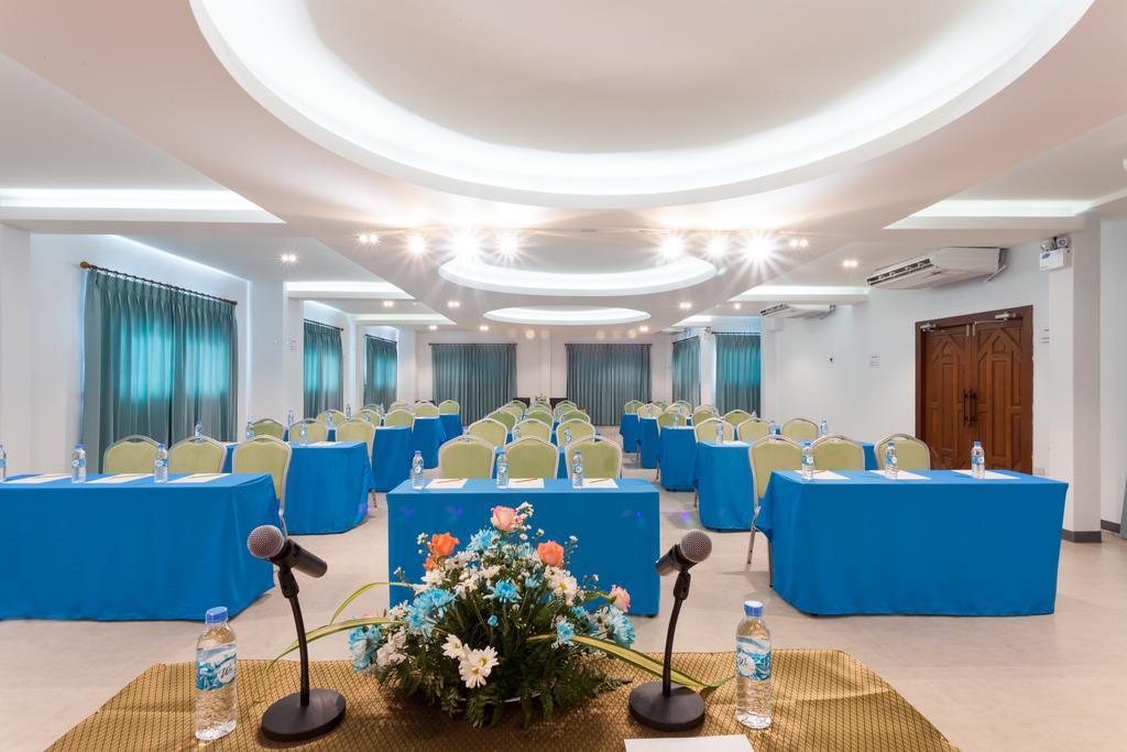 We Briza Hotel Chiangmai Csiangmaj Kültér fotó